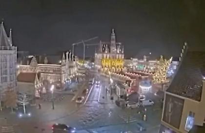 Χριστουγεννιάτικο δέντρο παρασύρθηκε από ανέμους και σκότωσε 63χρονη στην πλατεία της Φλάνδρας!