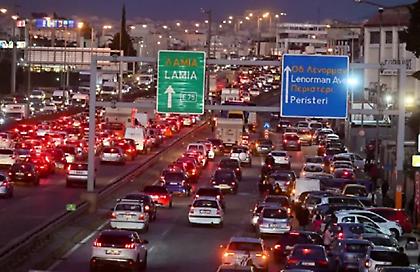 Κίνηση: Μεγάλες καθυστερήσεις στην κάθοδο του Κηφισού και στην Αττική Οδό στο ρεύμα προς Ελευσίνα