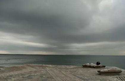 Καιρός: Με συννεφιά, άνοδο της θερμοκρασίας και τοπικές βροχές η Παρασκευή