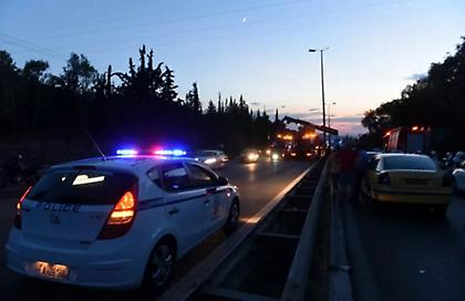 Σύγκρουση δύο φορτηγών στην Αθηνών - Κορίνθου - Μποτιλιάρισμα 10 λεπτών