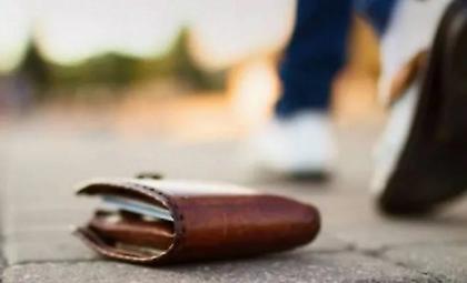 Επιχειρηματίας βρήκε και παρέδωσε τσαντάκι με 7.000 ευρώ - Πώς έφθασε στον εντοπισμό του κατόχου του