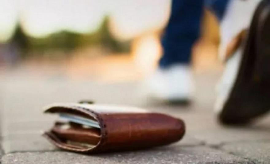 Επιχειρηματίας βρήκε και παρέδωσε τσαντάκι με 7.000 ευρώ