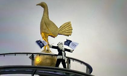 Βρέθηκε πριν το ματς ο MVP: Ο μαυροφορεμένος Άγιος Βασίλης στην οροφή του «Τottenham Stadium»!