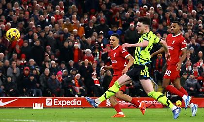 Η Λίβερπουλ τα δοκάρια, η Άρσεναλ τον βαθμό πρωτιάς στο ντέρμπι του «Άνφιλντ»!