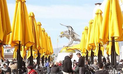 «Κιτρινόμαυρη» παραμονή Χριστουγέννων: Χαμός από κόσμο και παιδάκια έξω από την OPAP Arena!