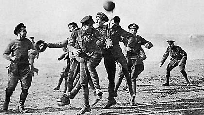 «Η ανακωχή των Χριστουγέννων»: Όταν Βρετανοί και Γερμανοί στρατιώτες άφησαν τα όπλα και έπαιξαν ποδόσφαιρο