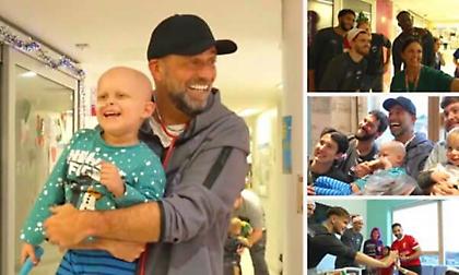 Στο πνεύμα των Χριστουγέννων Κλοπ και ποδοσφαιριστές της Λίβερπουλ, μοίρασαν δώρα και χαμόγελα σε νοσοκομείο Παίδων