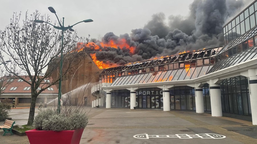 Γαλλία: Καταστράφηκε από πυρκαγιά το γήπεδο της Γκραβελίν