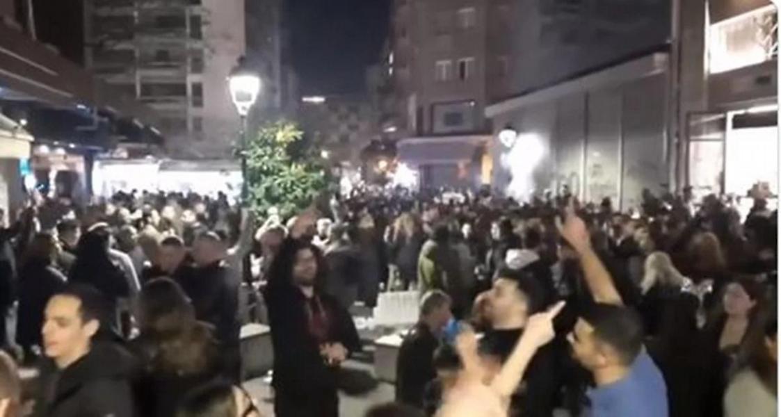 Θεσσαλονικείς τραγούδησαν Καρρά στο κέντρο της πόλης - Η συγκινητική στιγμή