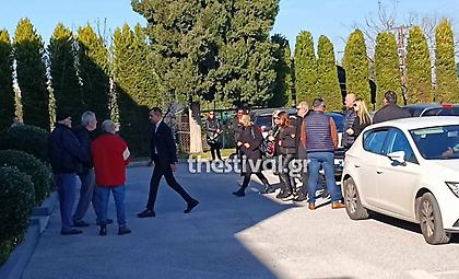 Έφτασε στον οίκο τελετών η σορός του Βασίλη Καρρά - Υποβασταζόμενες η σύζυγος και η κόρη του