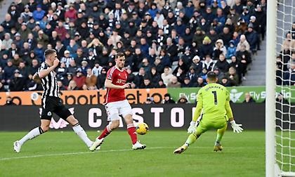 Ιστορικό χατ-τρικ του Κρις Γουντ με τη φανέλα της Νότιγχαμ Φόρεστ μέσα στο «St. James' Park»!