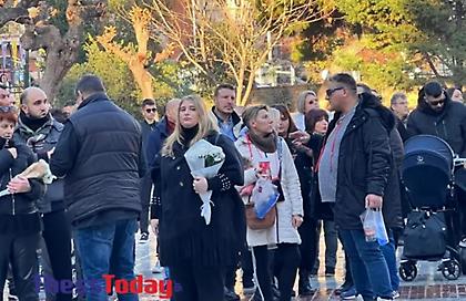 «Αθάνατος Βασιλάρα!»: Ουρές στο λαϊκό προσκύνημα του Βασίλη Καρρά