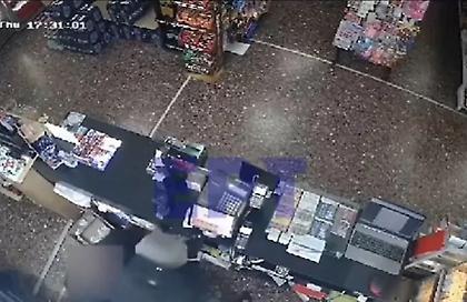 Αδίστακτος ληστής στη Θεσσαλονίκη μπούκαρε σε μίνι μάρκετ και άρπαξε την υπάλληλο από το λαιμό