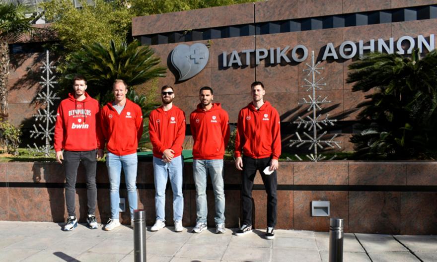 Παίκτες του Ολυμπιακού μοίρασαν δώρα και χαμόγελα στην παιδιατρική πτέρυγα του Ομίλου Ιατρικού Κέντρου Αθηνών!