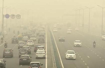 Κυκλοφοριακό χάος στην Ινδία λόγω πυκνής ομίχλης - Μέχρι τα 50 μέτρα η ορατότητα