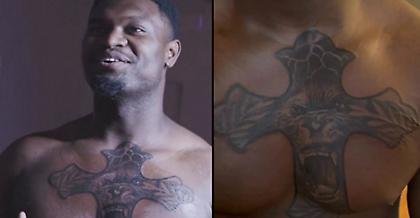 «Χτύπησε» τατουάζ έναν μεγάλο σταυρό στο στήθος ο Ζάιον Γουίλιαμσον