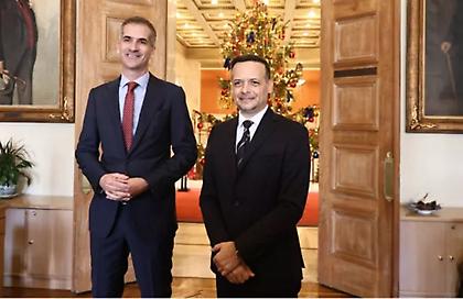 Παρέλαβε καθήκοντα δημάρχου Αθηναίων ο Χάρης Δούκας από τον Κώστα Μπακογιάννη