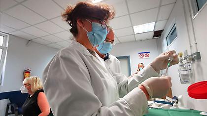 Σε έξαρση κορωνοϊός και ιώσεις – Ξανά στο προσκήνιο οι συστάσεις για μάσκα