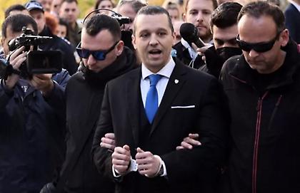 Με χειροπέδες στο Δημαρχείο για να ορκιστεί ο Ηλίας Κασιδιάρης