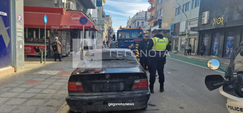 Βόλος: Πάρκαρε παράνομα το αυτόκινητό του, αφαίρεσε τις πινακίδες και πήγε για τσίπουρο