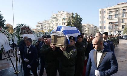 Tο τελευταίο αντίο στον αστυνομικό Γιώργο Λυγγερίδη που δολοφονήθηκε με ναυτική φωτοβολίδα