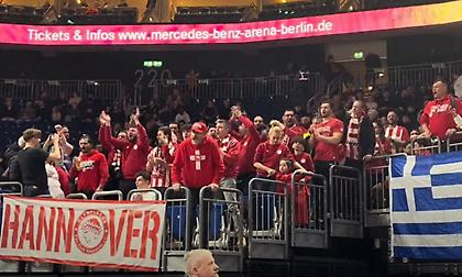 Το «ερυθρόλευκο» κοινό και η… παρέλαση στο Βερολίνο: Η παρακάμερα του Άλμπα-Ολυμπιακός