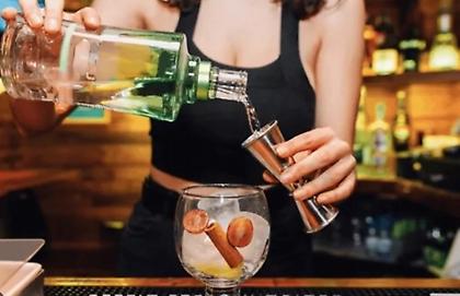 Μπούκαραν με όπλα σε νυχτερινό κέντρο της Λάρισας και «άρπαξαν» 25χρονη