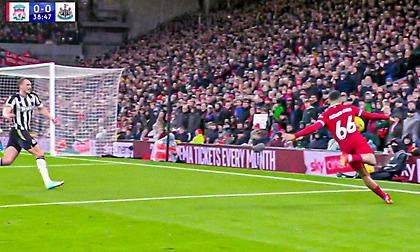 Πήγε για το γκολ της χρονιάς αλλά βρήκε δοκάρι ο Αλεξάντερ-Άρνολντ!