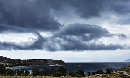 Πτώση της θερμοκρασίας με τοπικές βροχές, ομίχλες και υγρασία σήμερα Τρίτη