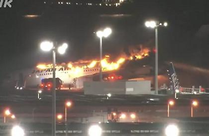 Στις φλόγες αεροσκάφος στο αεροδρόμιο του Τόκιο - Σώοι και οι 379 επιβαίνοντες - Δείτε βίντεο