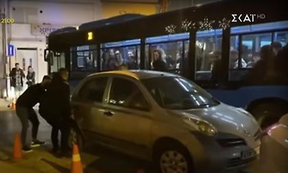 Σήκωσαν στα χέρια αυτοκίνητο που εμπόδιζε λεωφορείο στη Θεσσαλονίκη