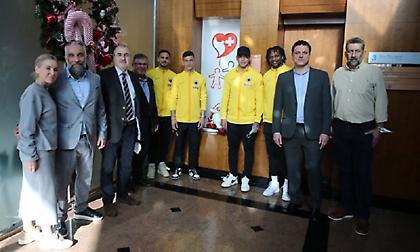 Επίσκεψη των παικτών της ΑΕΚ στην παιδιατρική κλινική του Ιατρικού Κέντρου Αθηνών