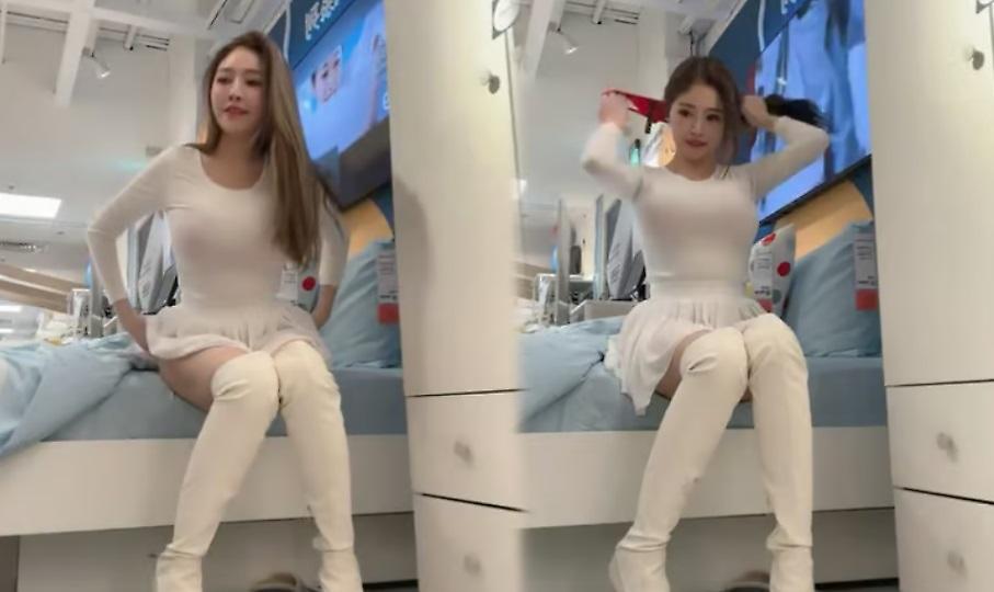 Έβγαλε το εσώρουχό της για να δέσει τα μαλλιά της: Influencer ξέφυγε μέσα σε... ΙΚΕΑ και έγινε viral!