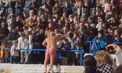 Απίθανο σκηνικό στον Πειραιά: Ο σταυρός αντί να πέσει στο νερό έπεσε στον κόσμο - Άνδρας έτρεξε να τον διεκδικήσει