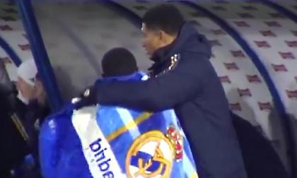 Όμορφη κίνηση από τον Μπέλιγχαμ: Έδωσε την κουβέρτα του σε ball boy που κρύωνε!