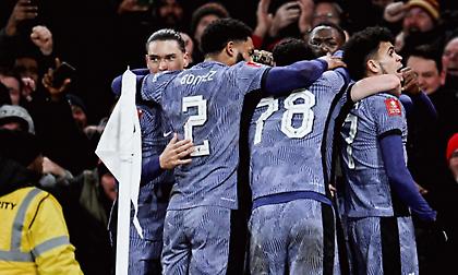 Άλωσε το Emirates με δύο γκολ στο φινάλε και έφυγε για τους «32» του Κυπέλλου η Λίβερπουλ!