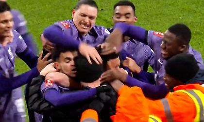 Φίλος της Λίβερπουλ πανηγύρισε μαζί με τους παίκτες των «reds» και δέχθηκε φατούρο από τους Νούνιες και Κονατέ!