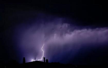 Μπουρίνι τα ξημερώματα στην Αττική - Προβλήματα στη Δυτική Ελλάδα από την κακοκαιρία