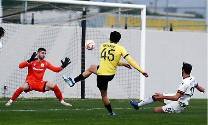 Τρομερή προσποίηση και γκολ ο Κάτσικας για το 1-0 της ΑΕΚ Β κόντρα στον ΠΑΟΚ Β!