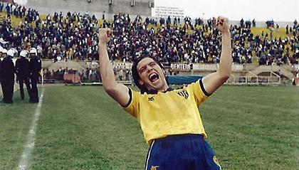 Ο Στράτος Τζώρτζογλου φορά τη «Φανέλα με το 9» και οι οπαδοί της ΑΕΚ τον «υποδέχονται» στη Νέα Φιλαδέλφεια