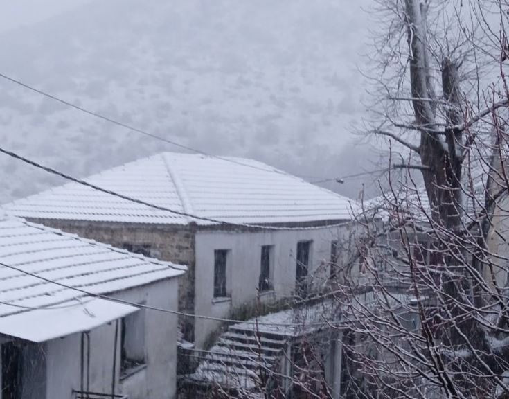 Ξεκίνησε η χιονόπτωση στα χωριά της Λάρισας
