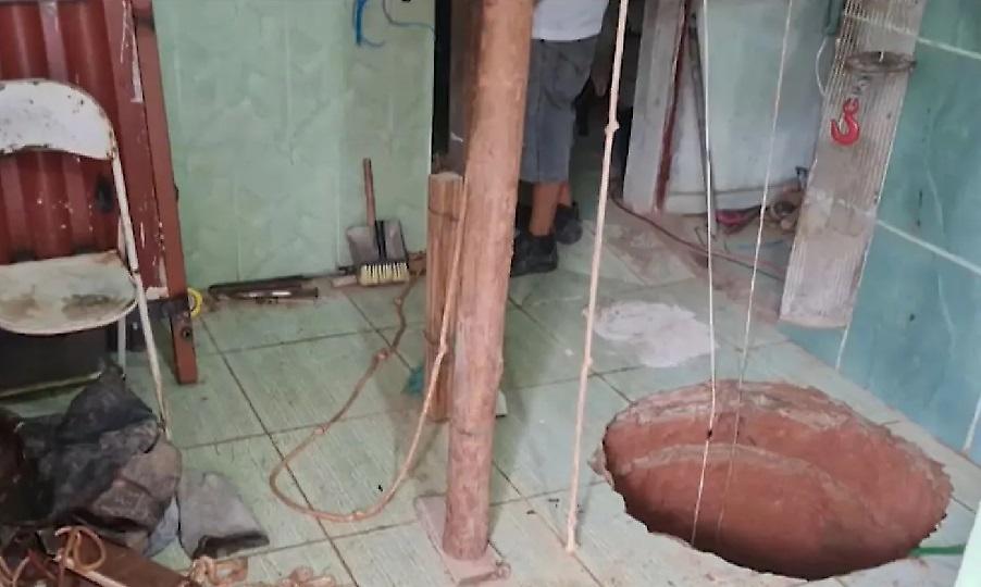 «Του είχε πει ένα πνεύμα ότι θα βρει χρυσό»: Άντρας έχασε τη ζωή του πέφτοντας σε τρύπα που είχε σκάψει στην κουζίνα του