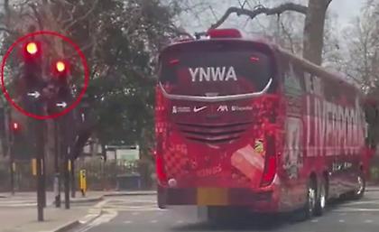 Πρόστιμο και αφαίρεση βαθμών στον... οδηγό του πούλμαν της Λίβερπουλ-Παραβίασε κόκκινο στο δρόμο για το Emirates