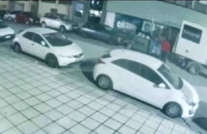 Βίντεο-ντοκουμέντο από Θεσσαλονίκη: Οι κατηγορούμενοι της δολοφονίας της 41χρονης πετούν στα σκουπίδια πράγματά της!