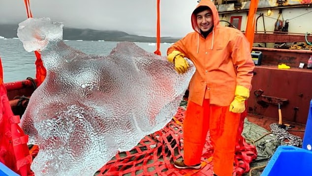 Γροιλανδία: Πάγος 100.000 ετών εξάγεται σε μπαρ στο Ντουμπάι - «Είναι ο πιο «καθαρός»