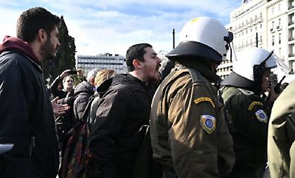 Ένταση και χημικά μεταξύ φοιτητών και ΜΑΤ στο Σύνταγμα