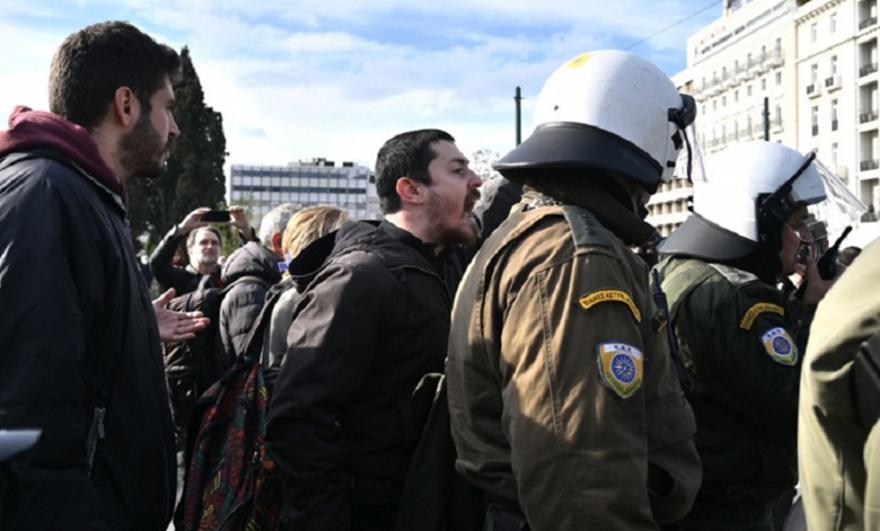 Επεισόδια: Ένταση και χημικά μεταξύ φοιτητών και ΜΑΤ στο Σύνταγμα