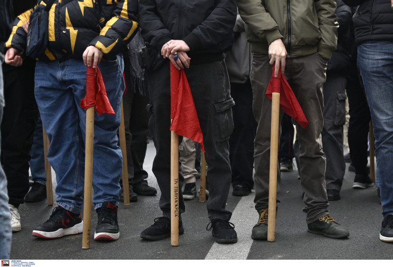 Επεισόδια: Ένταση και χημικά μεταξύ φοιτητών και ΜΑΤ στο Σύνταγμα