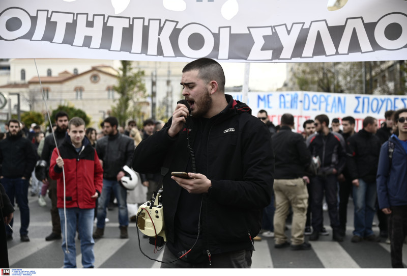 Επεισόδια: Ένταση και χημικά μεταξύ φοιτητών και ΜΑΤ στο Σύνταγμα