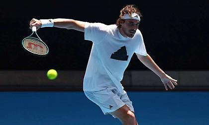 Ηττήθηκε από τον Τζόκοβιτς σε φιλανθρωπικό αγώνα ο Τσιτσιπάς - Συνεχίζει να έχει ενοχλήσεις στη μέση